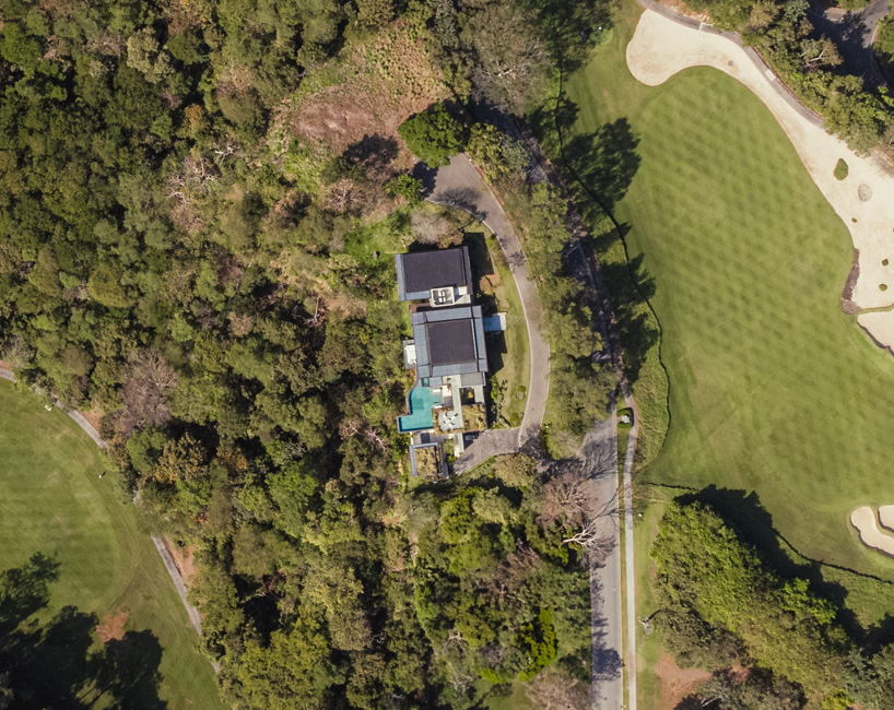 QBO3 Arquitectos menggabungkan platform terhuyung -huyung di rumah Veroki di hutan tropis Kosta Rika 