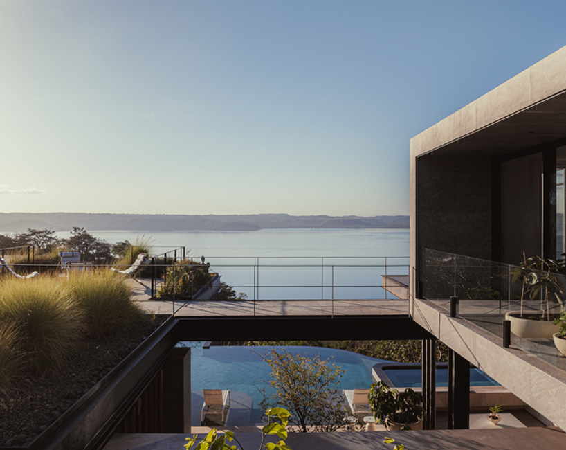 QBO3 arquitectos embeds casa enoki's staggered platforms in tropical forest of costa rica