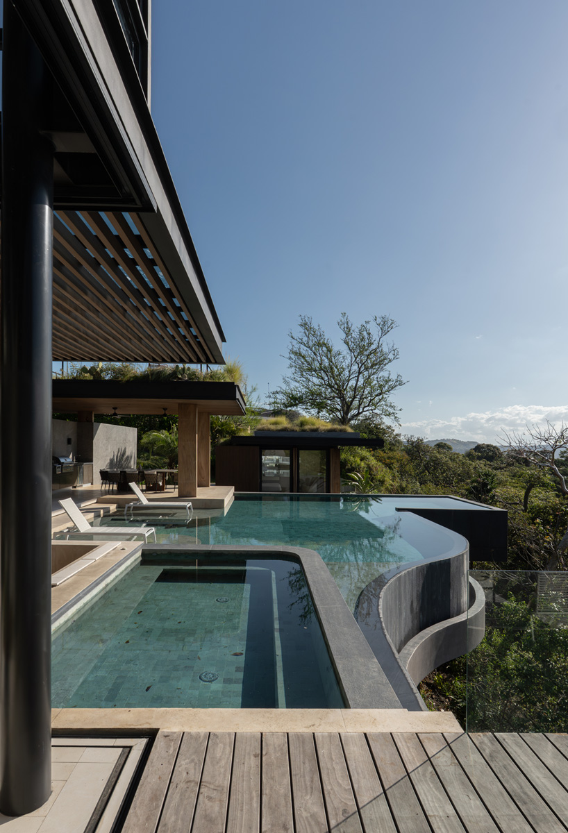 QBO3 arquitectos embeds casa enoki's staggered platforms in tropical forest of costa rica