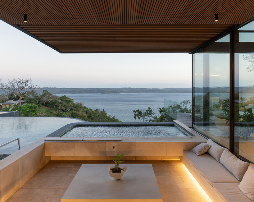 QBO3 arquitectos embeds casa enoki's staggered platforms in tropical forest of costa rica