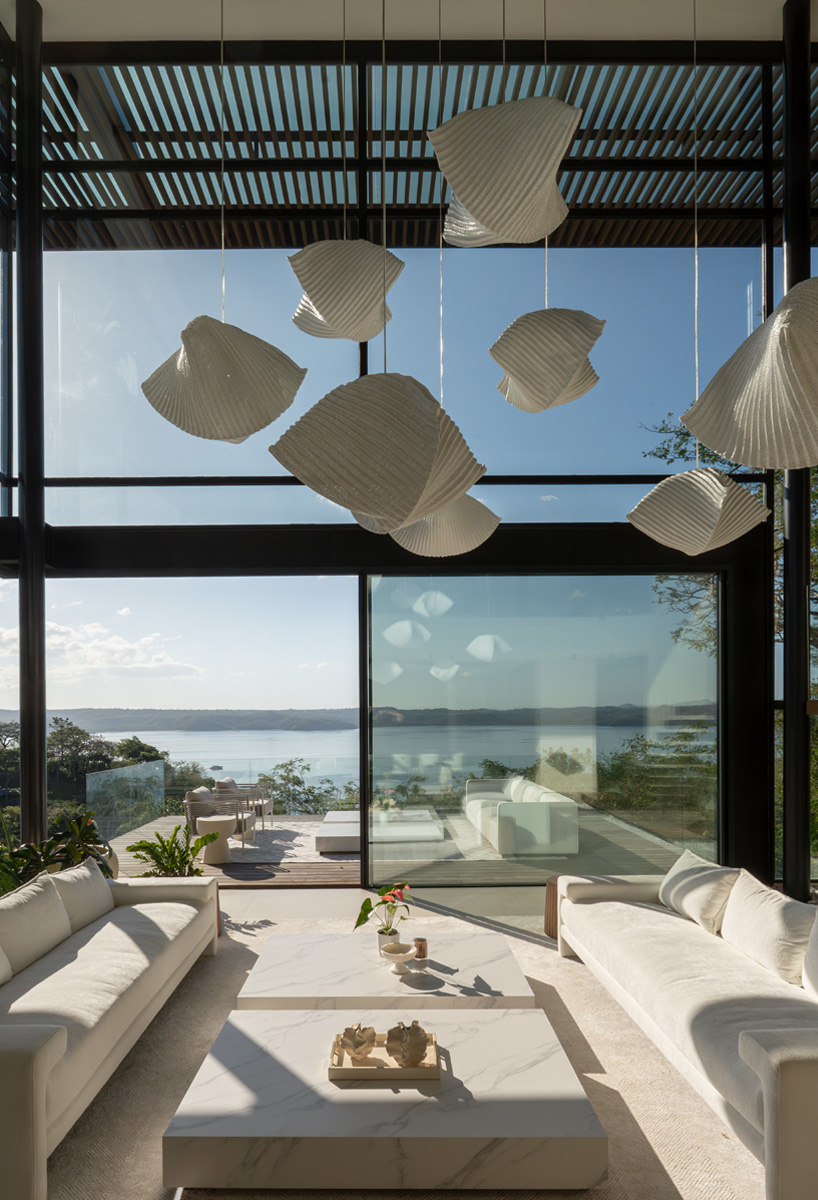 QBO3 arquitectos embeds casa enoki's staggered platforms in tropical forest of costa rica