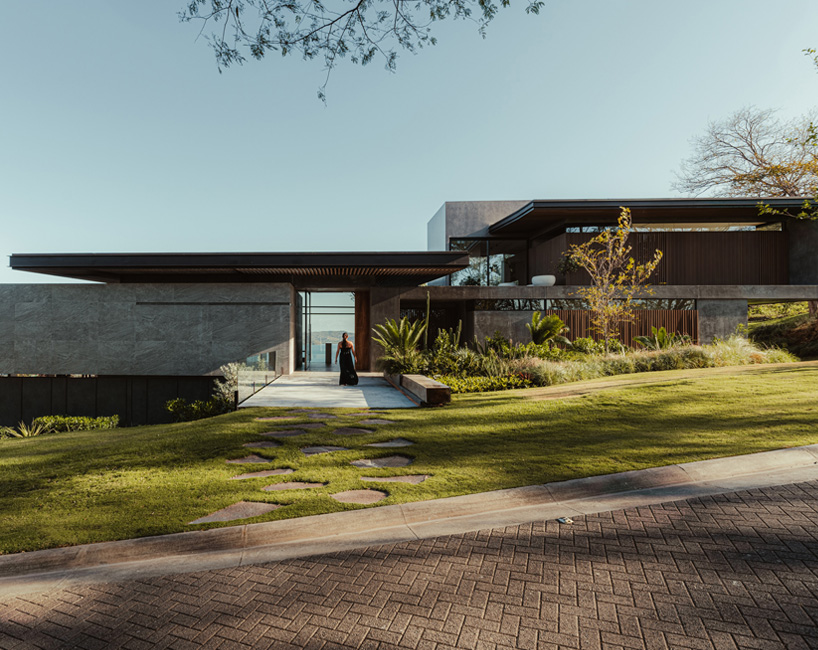 QBO3 Arquitectos menggabungkan platform terhuyung -huyung di rumah Veroki di hutan tropis Kosta Rika 