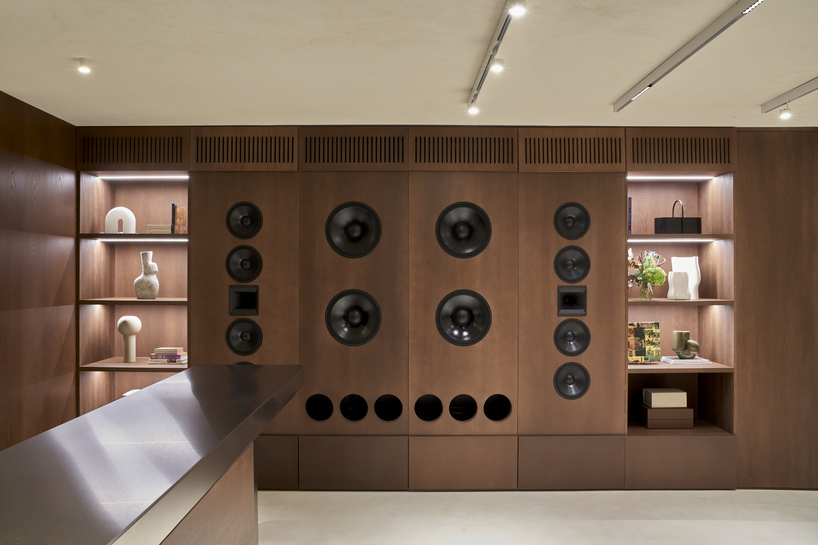 el Departmentamento diseñó la nueva tienda insignia de Hoffs Velázquez, que se inspiró en los Campos Elíseos número 11, desaparecidos hace mucho tiempo, de Madrid.