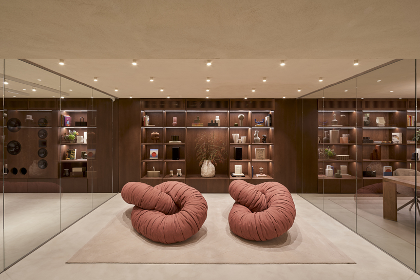 el Departmentamento diseñó la nueva tienda insignia de Hoffs Velázquez, que se inspiró en los Campos Elíseos número 12, desaparecidos hace mucho tiempo, de Madrid.