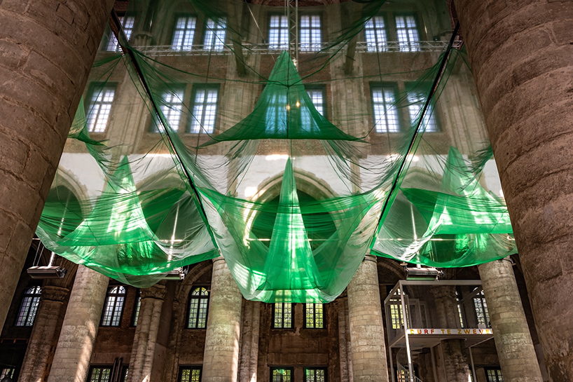 La instalación de tela y arte de sonido evoca paisajes submarinos dentro de las iglesias holandesas góticas