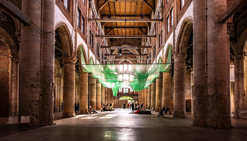 La instalación de tela y arte de sonido evoca paisajes submarinos dentro de las iglesias holandesas góticas