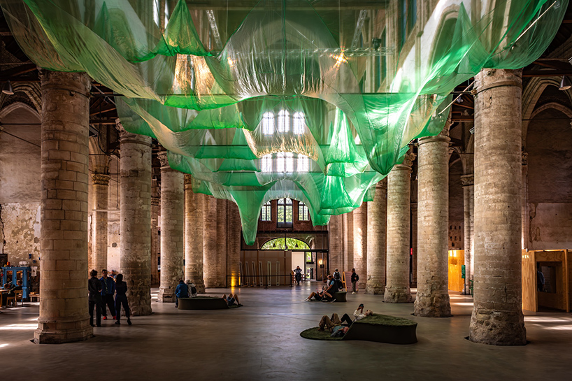 La instalación de tela y arte de sonido evoca paisajes submarinos dentro de las iglesias holandesas góticas