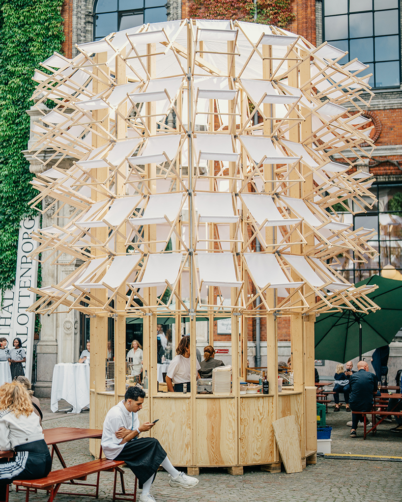 El pabellón de madera de Lasovsky Johansson “florece” en Copenhague