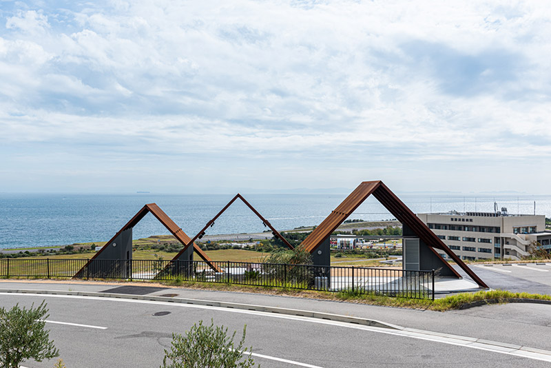 淡路島にある OArchitecture のバーベキュー テラスは、傾斜したスチール ブロックの集合体で構成されています。