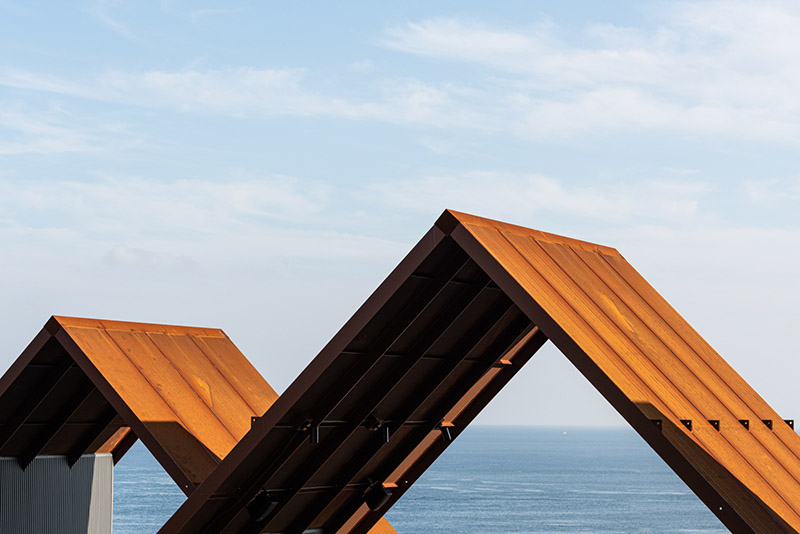 淡路島にある OArchitecture のバーベキュー テラスは、傾斜したスチール ブロックの集合体で構成されています。