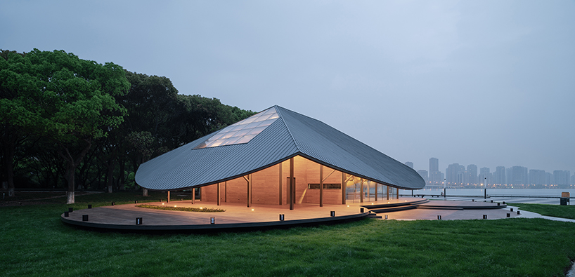 Un gran techo inclinado con aleros curvos protege el Arco Galaxy Chino en el Pabellón del Lago Jinji