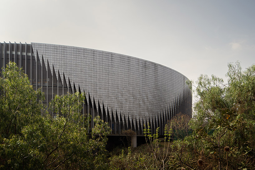 thousands of moving aluminum plates cover national biodiversity pavilion in mexico