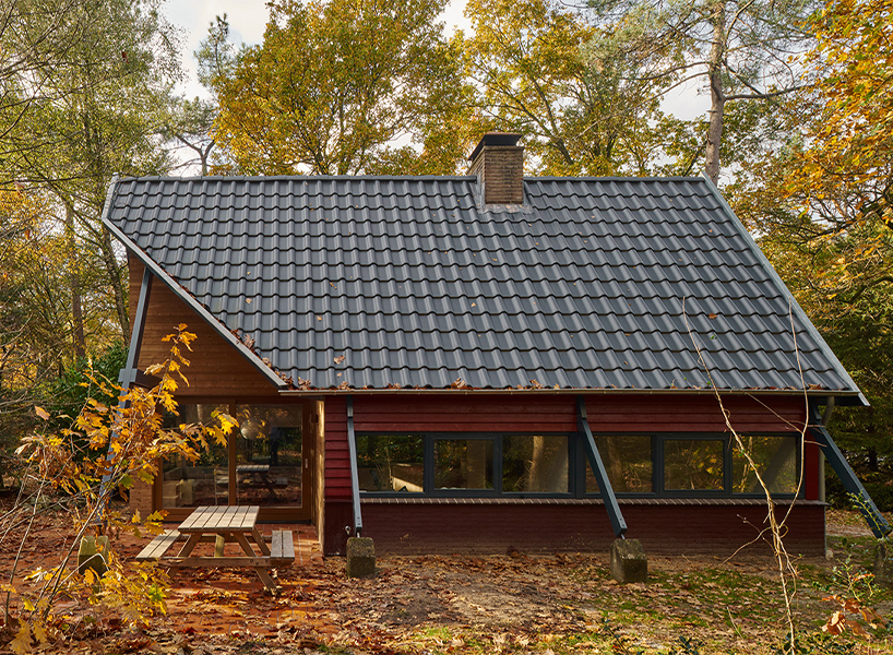 El techo con estructura en A cortado en diagonal da vida a la casa de vacaciones holandesa de Kumiki