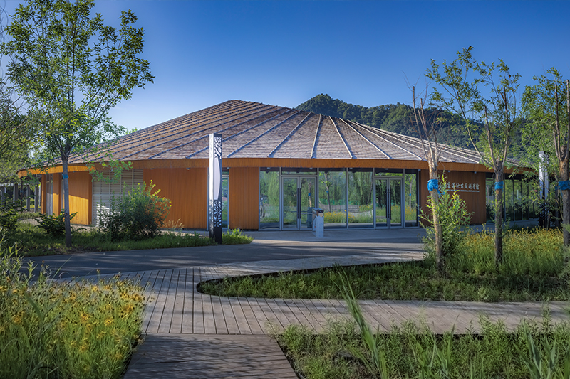 sculptural roof informs the ring-shaped design of lake education center in china