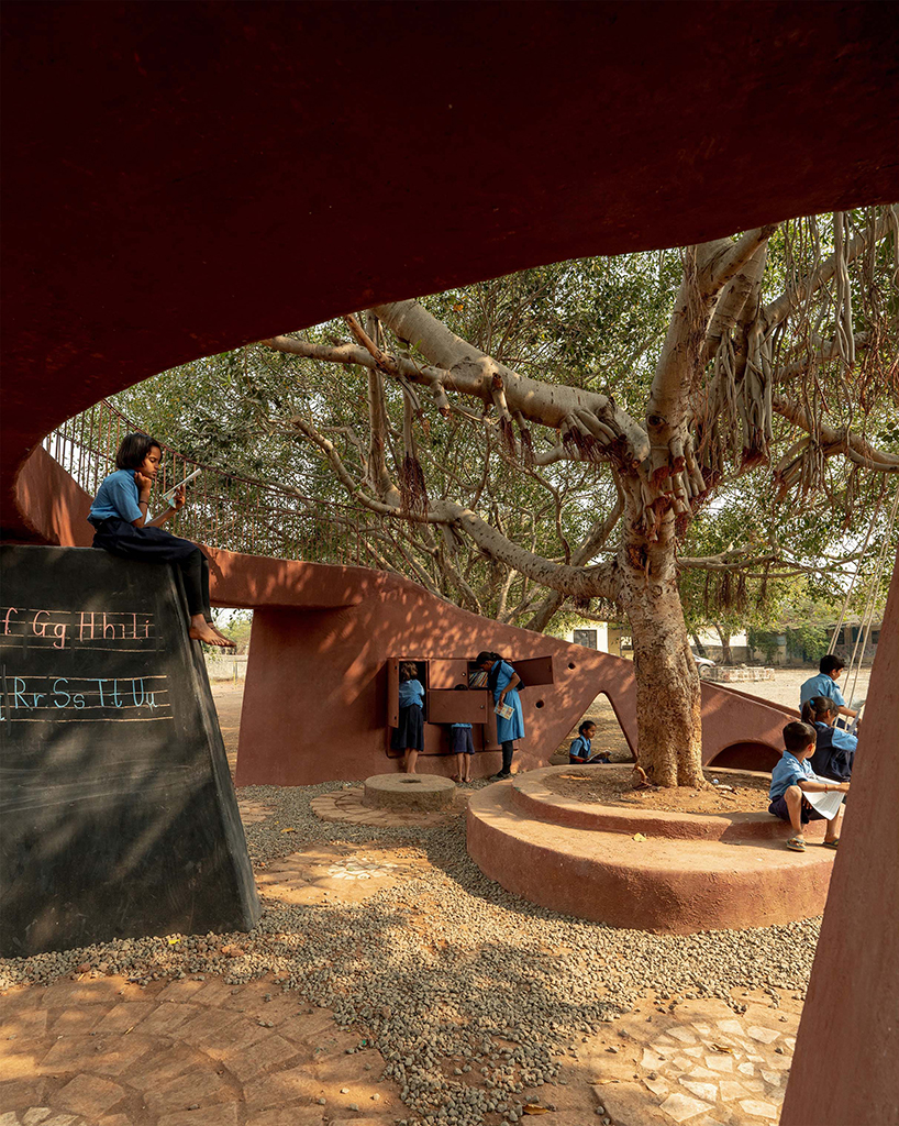 pod for happiness sculpts curving play area around banyan tree in indian school campus