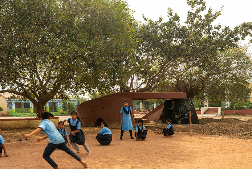 pod for happiness sculpts curving play area around banyan tree in indian school campus