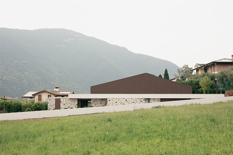 muri in pietra e caldi elementi in legno adornano la residenza privata nel nord Italia