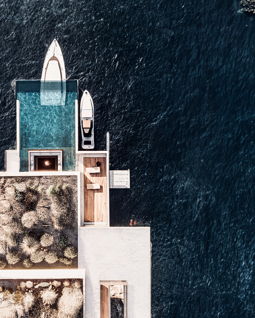 Η ελληνική «Villa Earth» του Vranci αναδύεται από τις ακτές της Μεσογείου σαν ένα φουτουριστικό γιοτ