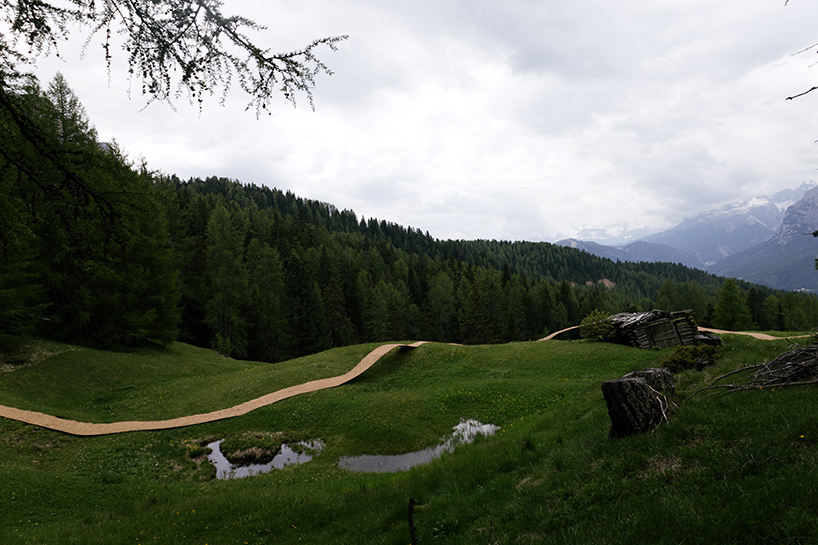El heno se desarrollará y revelará rastros de la instalación de tierras en el terreno de los Alpes italianos