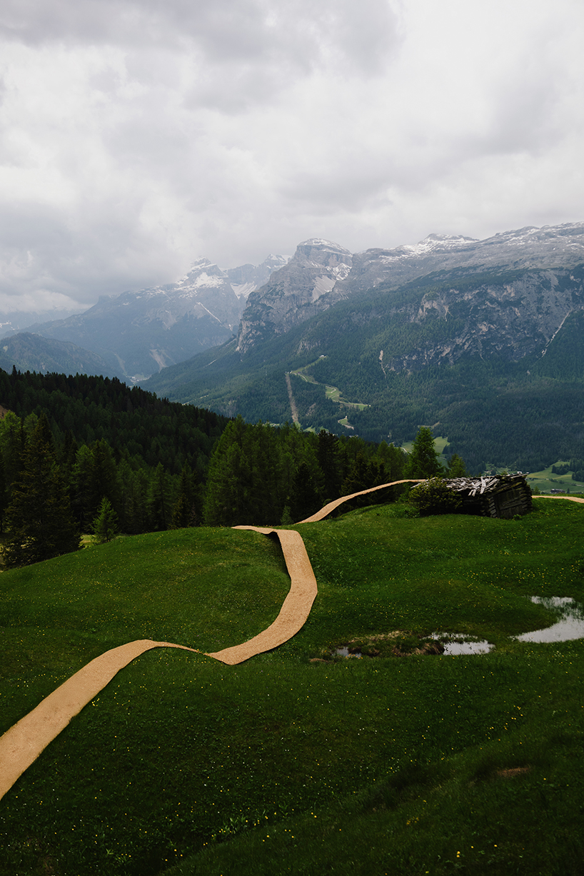 El heno se desarrollará y revelará rastros de la instalación de tierras en el terreno de los Alpes italianos
