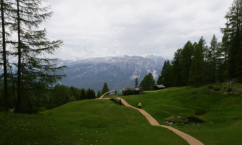 El heno se desarrollará y revelará rastros de la instalación de tierras en el terreno de los Alpes italianos
