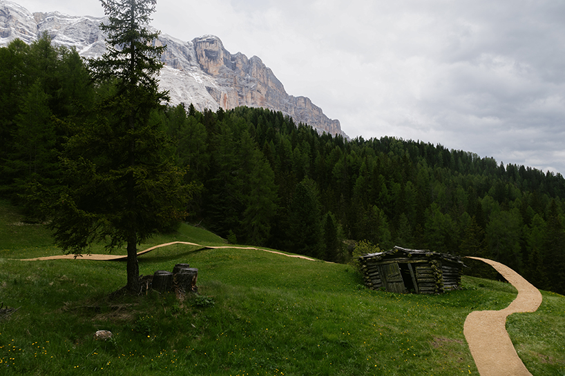 El heno se desarrollará y revelará rastros de la instalación de tierras en el terreno de los Alpes italianos