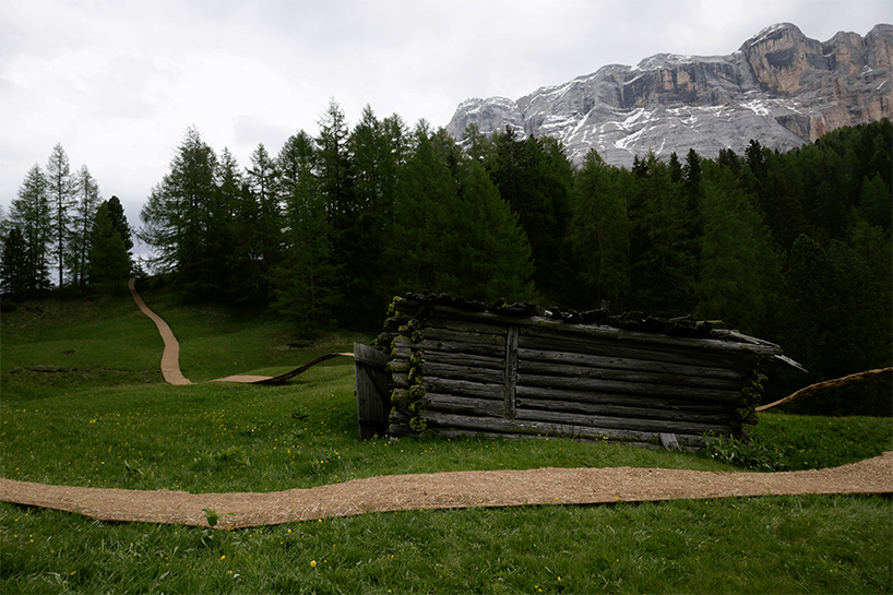 El heno se desarrollará y revelará rastros de la instalación de tierras en el terreno de los Alpes italianos
