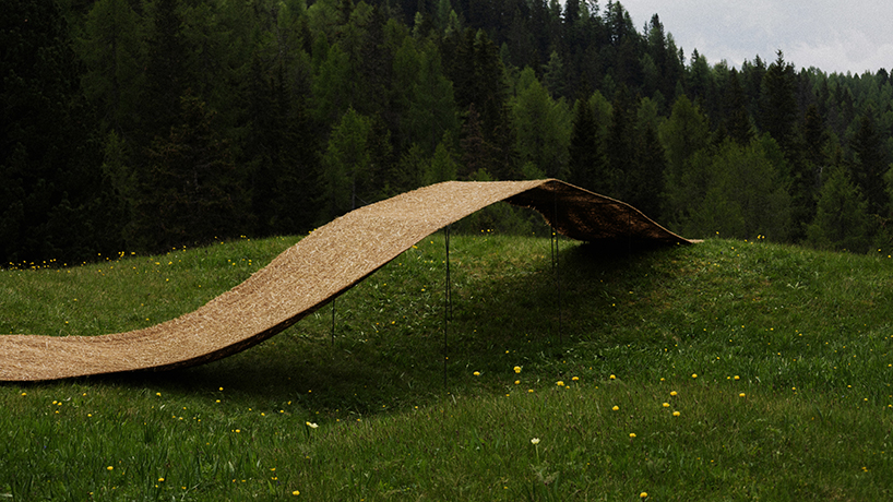 El heno se desarrollará y revelará rastros de la instalación de tierras en el terreno de los Alpes italianos