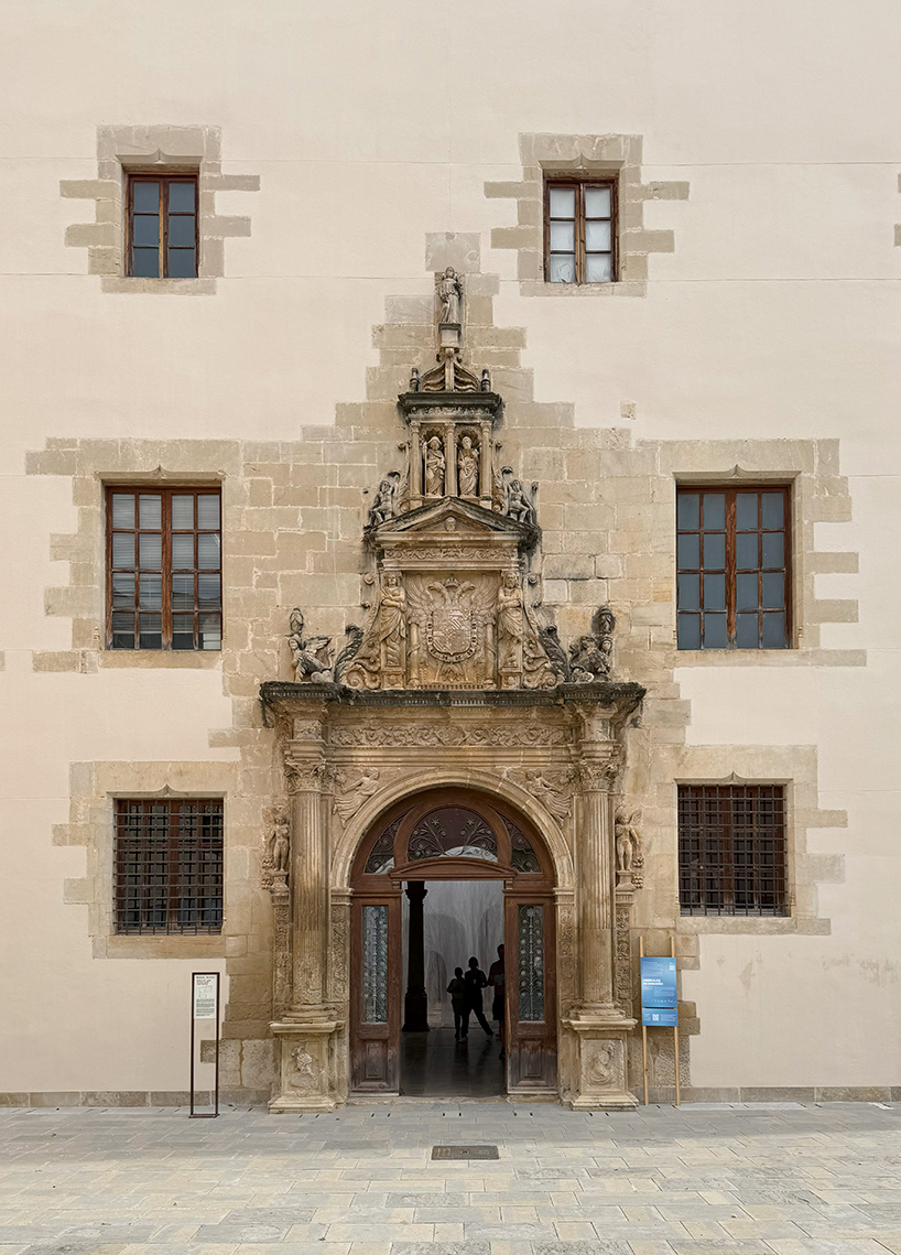 Cortinas de organza translúcidas flotan dentro de un patio abovedado del Renacimiento español