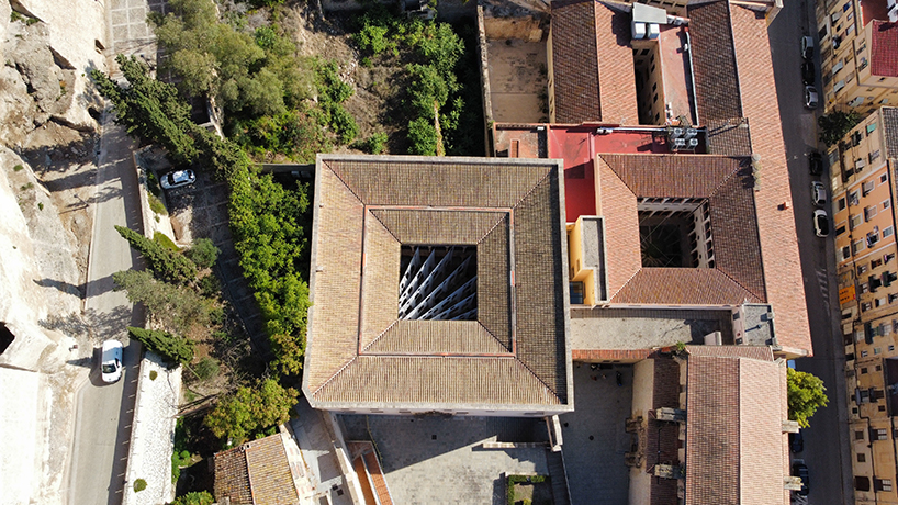 Cortinas de organza translúcidas flotan dentro de un patio abovedado del Renacimiento español