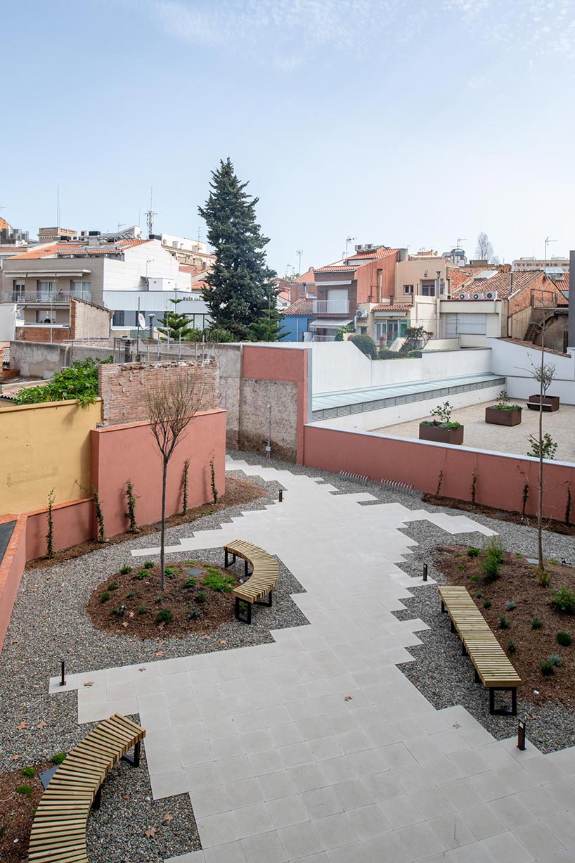 multi-storey corner residential building in Barcelona has an open, green courtyard