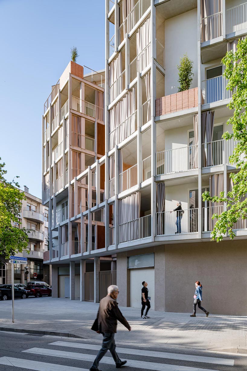 multi-storey corner residential building in Barcelona has an open, green courtyard