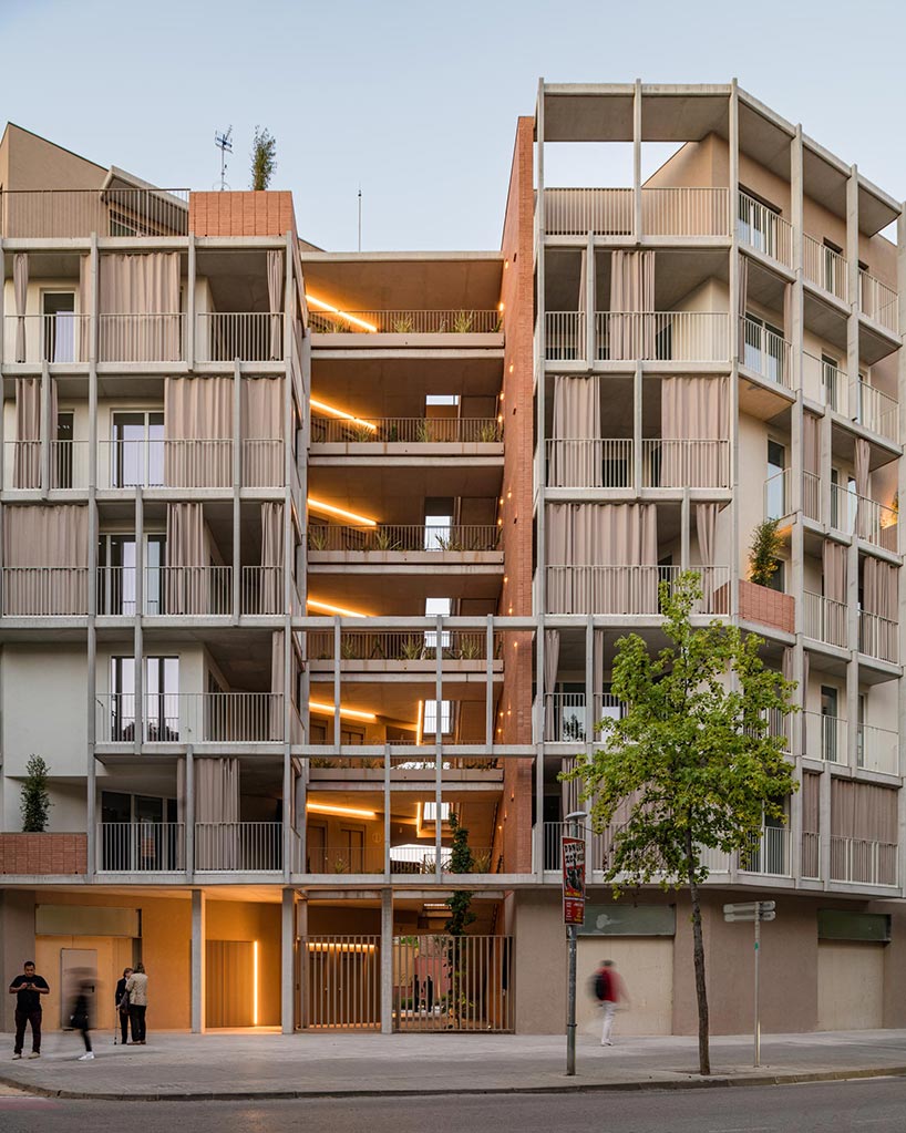 multi-storey corner residential building in Barcelona has an open, green courtyard