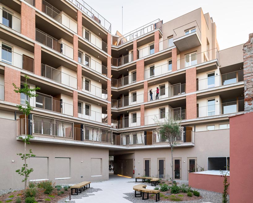 multi-storey corner residential building in Barcelona has an open, green courtyard