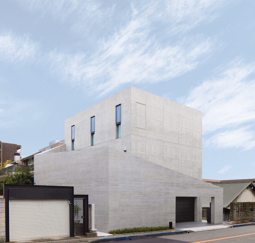 dynamic curtain of concrete walls of varying heights engulfs japanese home by GOSIZE in tranquility