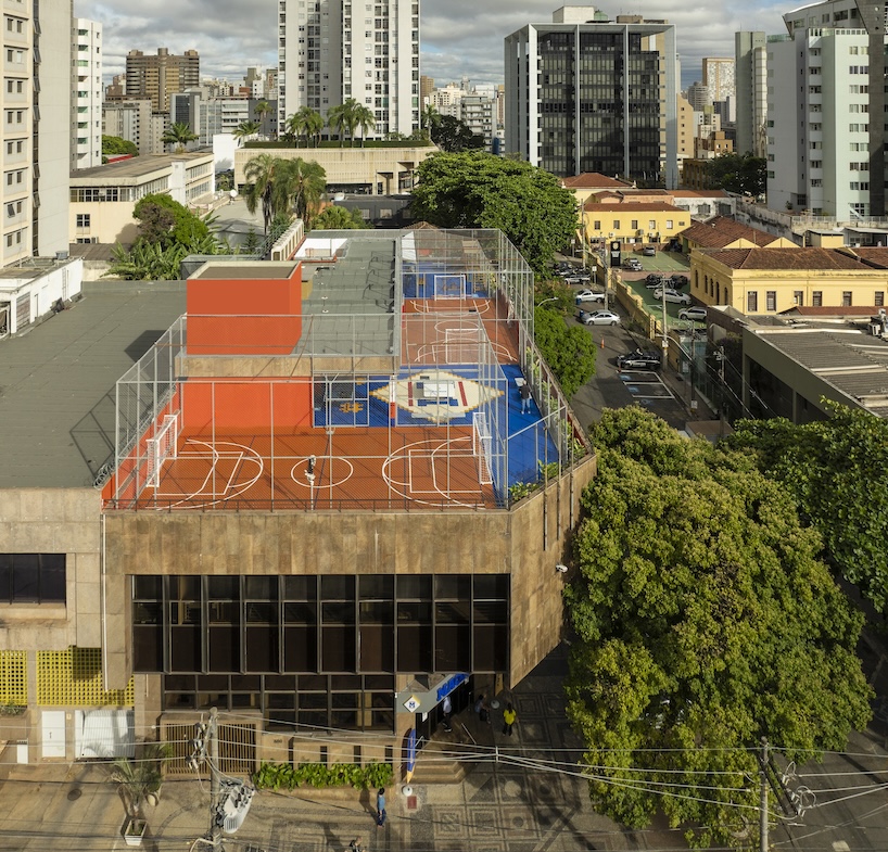 El antiguo banco de Brasil se transforma en la vibrante Academia Magnum Lourdes de Biri + Chico Albano