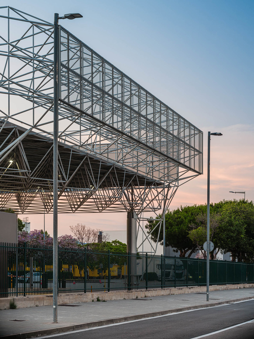 triangulated steel lattice redefines new gateway to barcelona's logistics park - 9