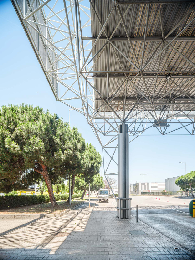 triangulated steel lattice redefines new gateway to barcelona's logistics park - 8