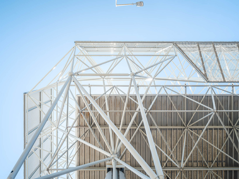 triangulated steel lattice redefines new gateway to barcelona's logistics park - 4