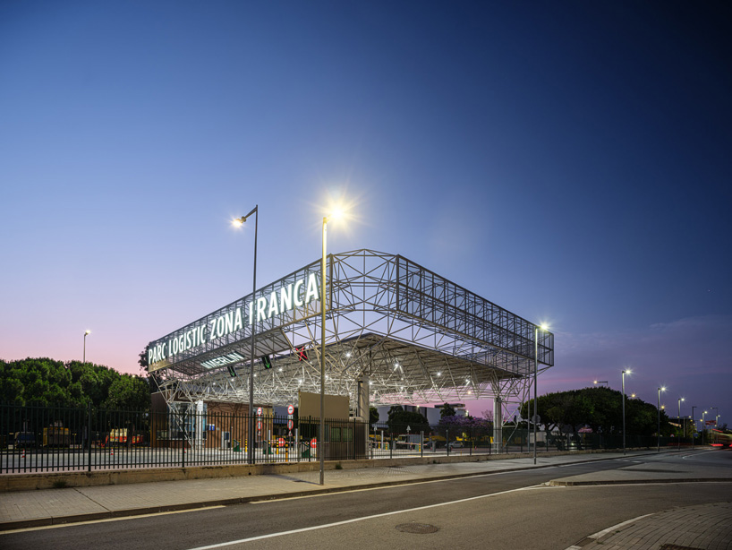 triangulated steel lattice redefines new gateway to barcelona's logistics park - 10
