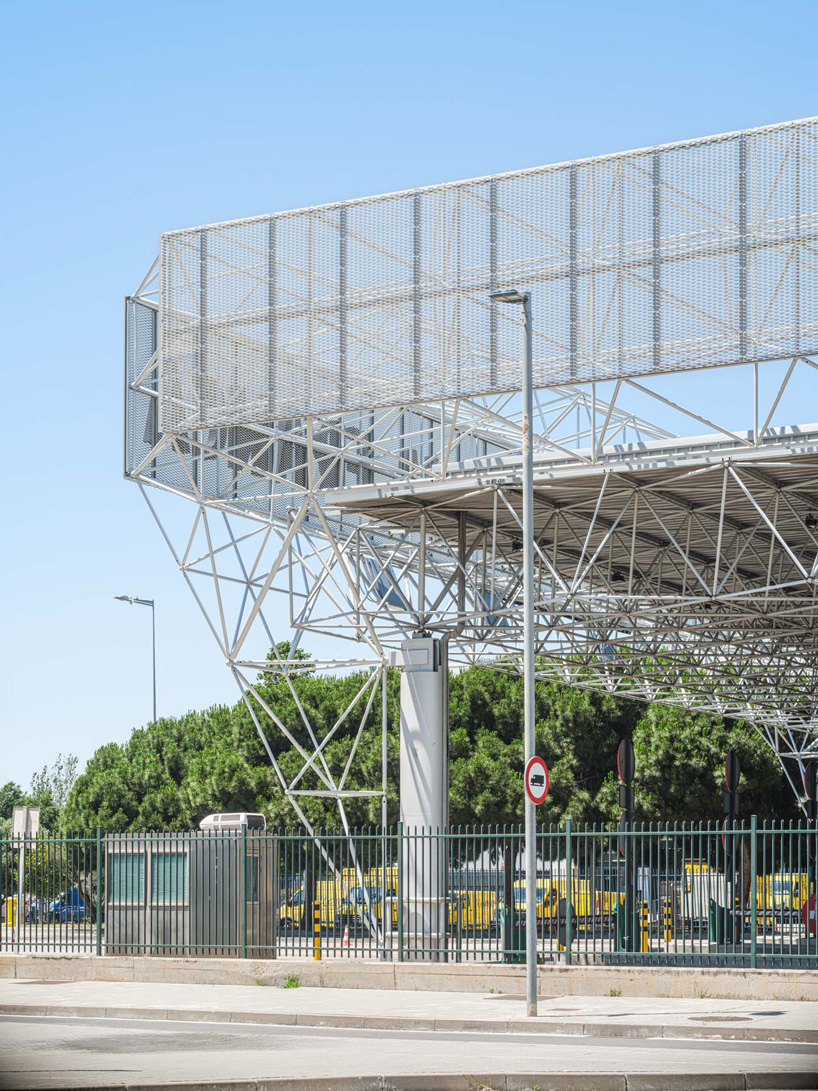 triangulated steel lattice redefines new gateway to barcelona's logistics park - 5