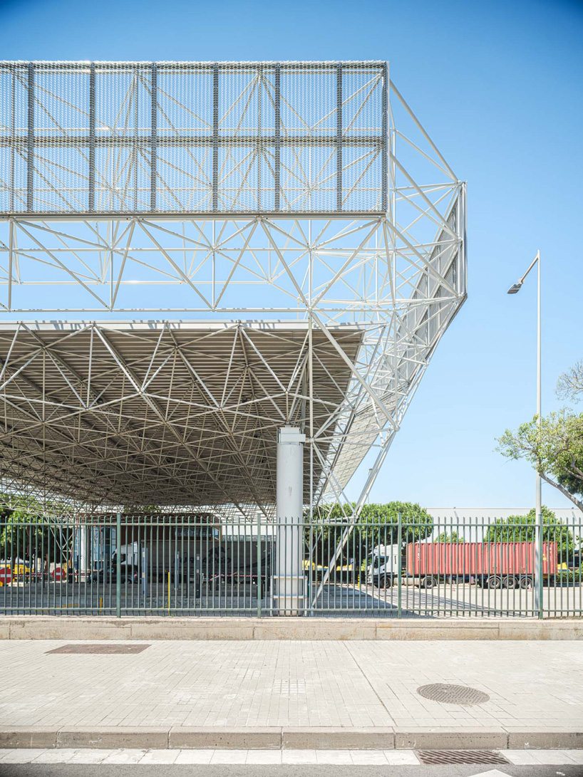 triangulated steel lattice redefines new gateway to barcelona's logistics park - 6