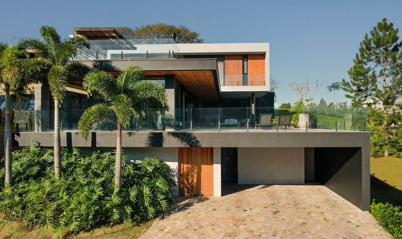 le studio bloco intègre les volumes superposés de Casa T dans la campagne brésilienne vallonnée