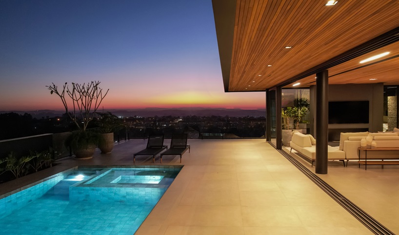 studio bloco embeds casa t's overlapping volumes into hilly brazilian countryside