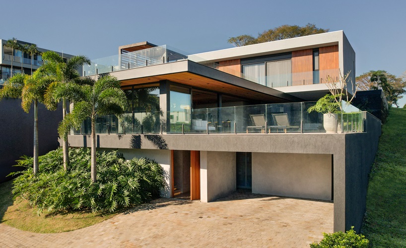 le studio bloco intègre les volumes superposés de Casa T dans la campagne brésilienne vallonnée