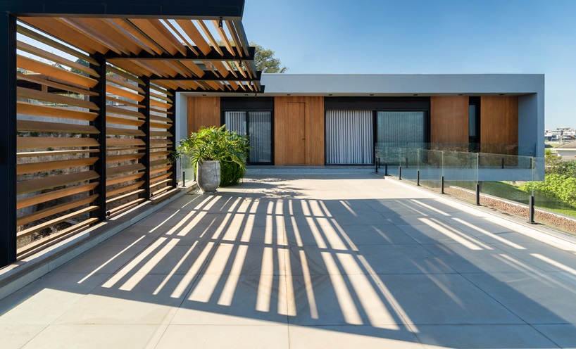 le studio bloco intègre les volumes superposés de Casa T dans la campagne brésilienne vallonnée