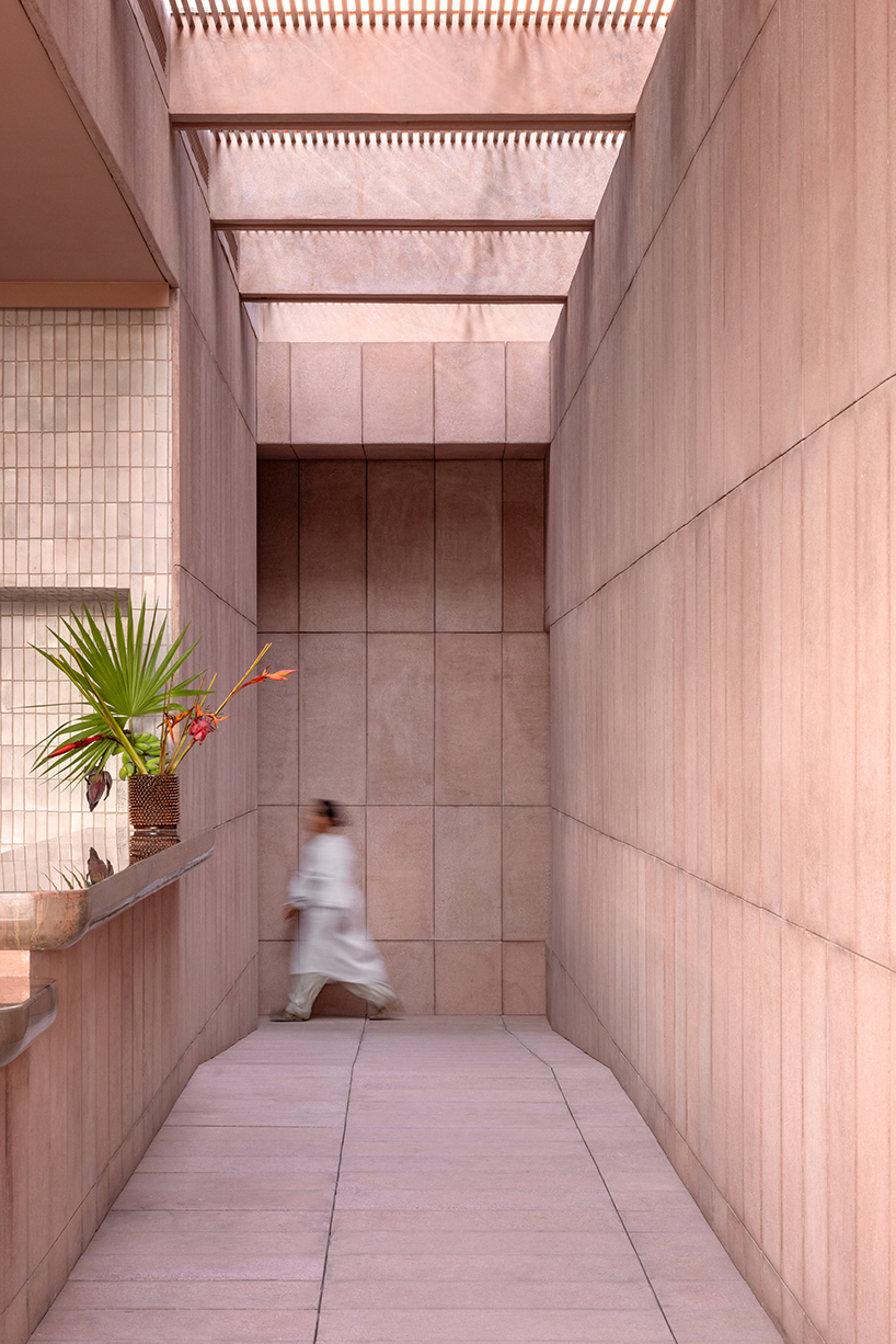 ignacio urquiza and ana paula de alba set sand-toned monolithic restaurant on mexico’s coast