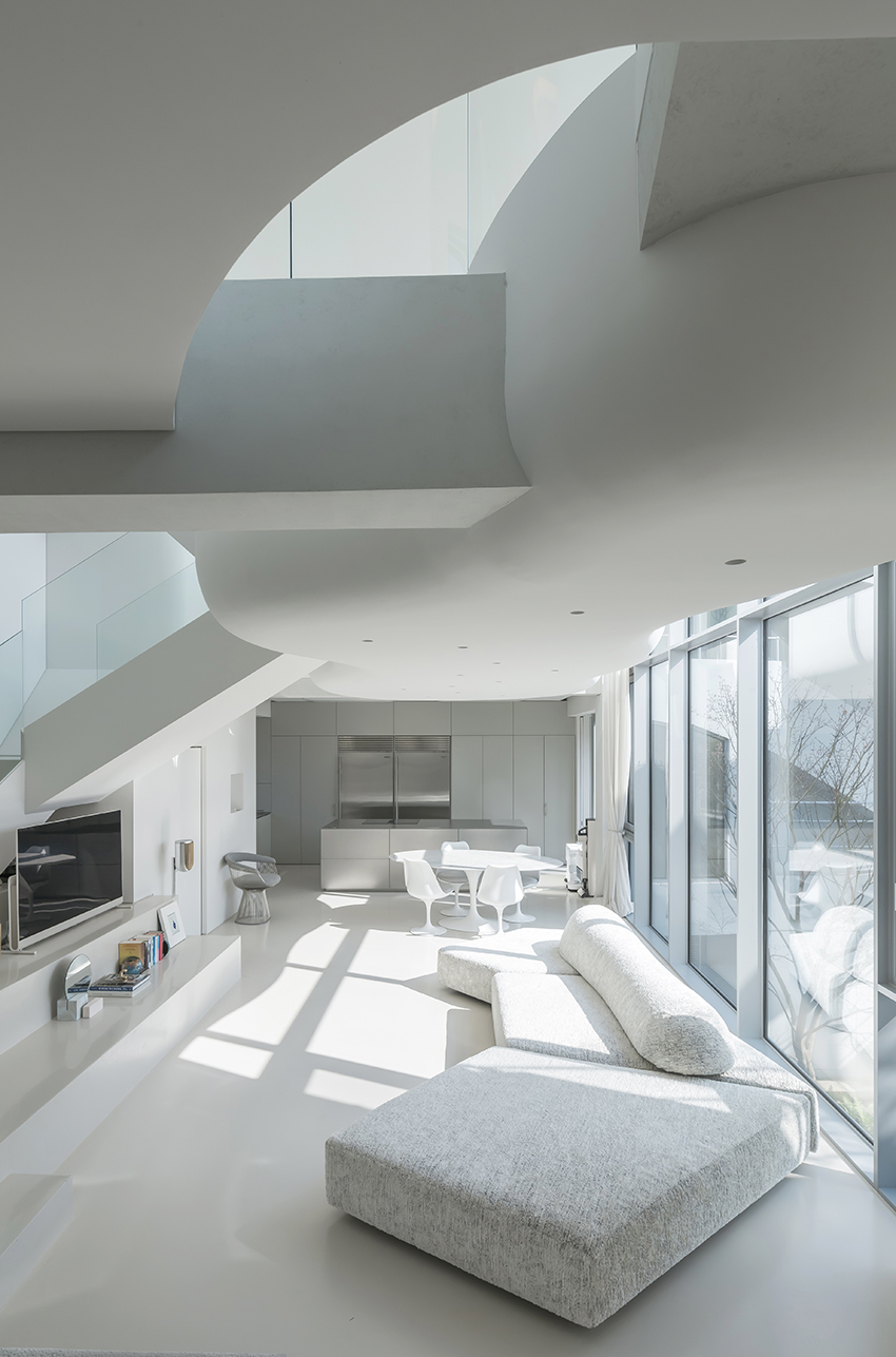 curved eave roofs shape IROJE KHM’s white lakeside residence in south korea