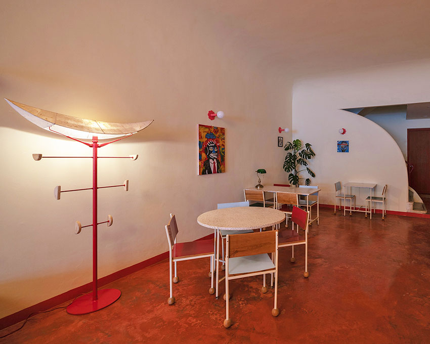 caf&eacute;&rsquo;s red facade carves welcoming hand-shaped entrance in vietnam