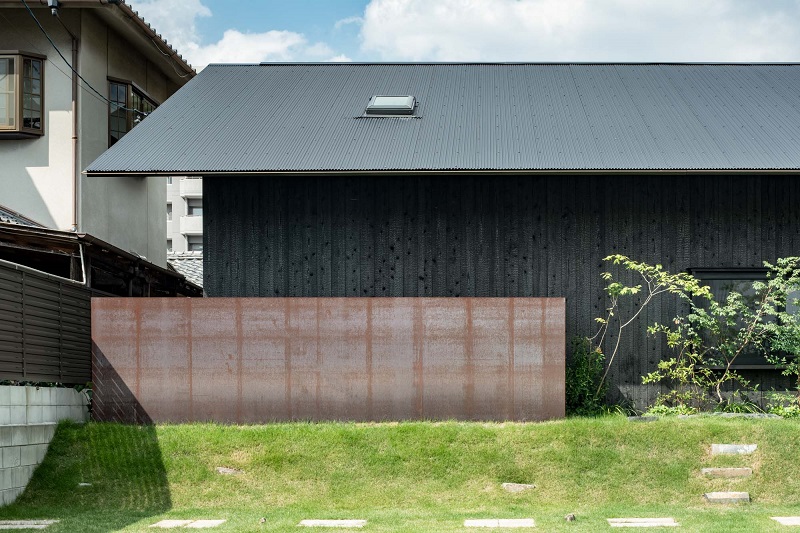 日本のダーク焼成杉板シールド切妻屋根の山口町住宅